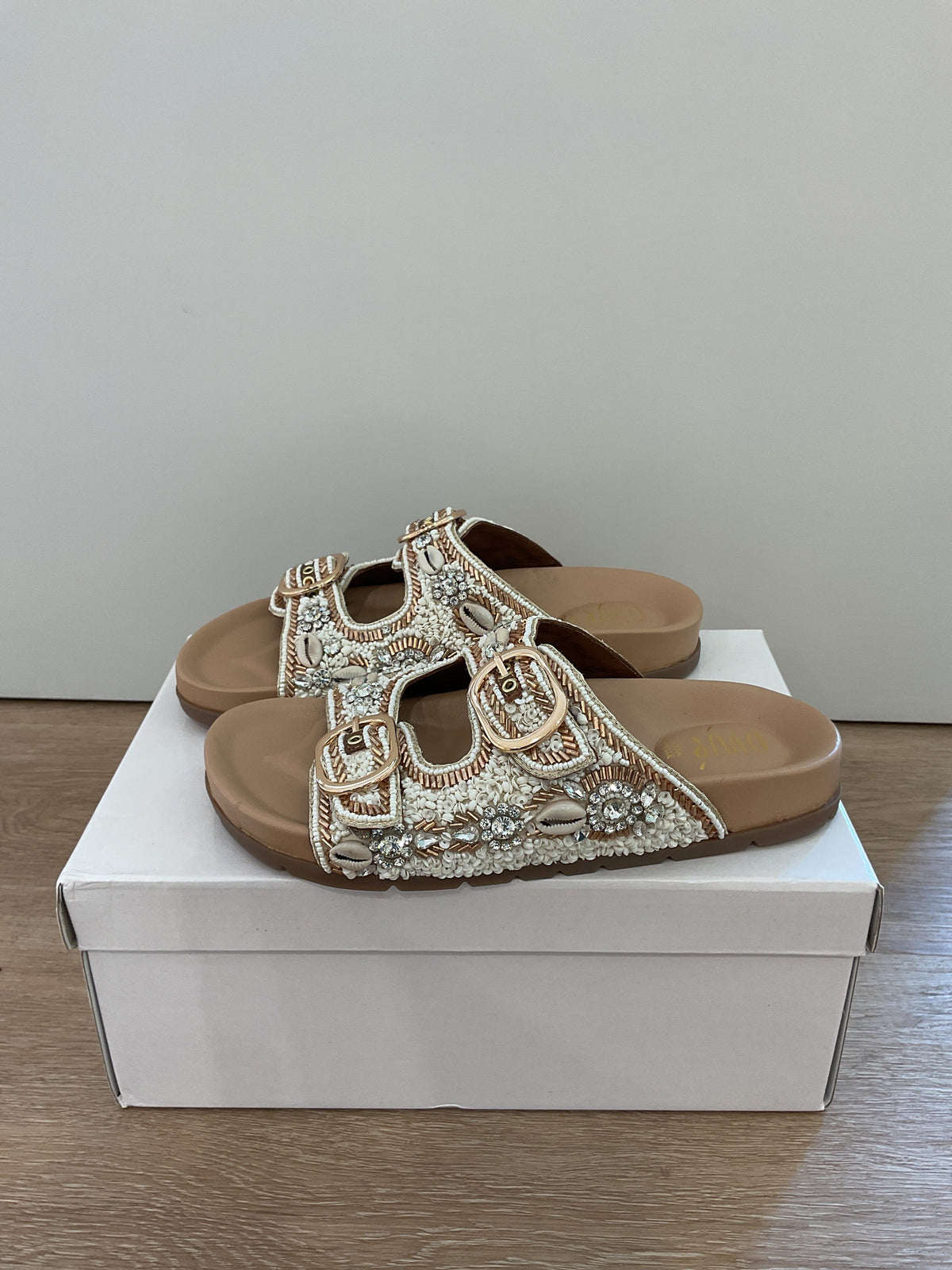 Ovyé - Sandalo ciabatta in pelle con perline col.Beige - Mod WINSOME