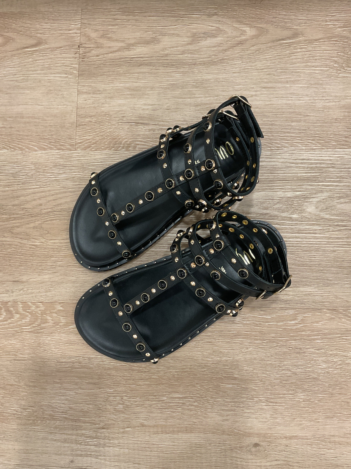 Ovyè - sandalo in pelle con borchie col. Nero